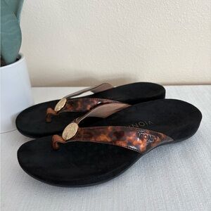 Vionic Copper/Black Gold Medallion Thong Orthotic Sandals Women’s 8-8.5*
